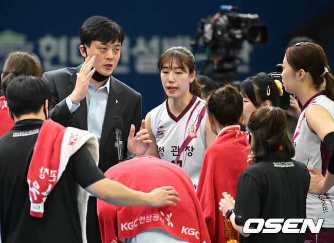 3세트 인삼공사 이영택 감독이 작전 시간을 갖고 있다. 2022.01.04 /jpnews@osen.co.kr