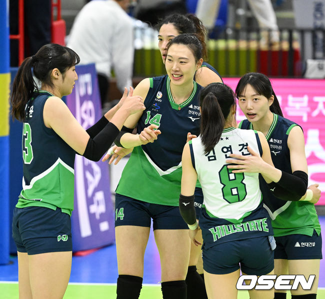 4세트 현대건설 정지윤이 득점에 성공하며 기뻐하고 있다. 2022.01.04 /jpnews@osen.co.kr