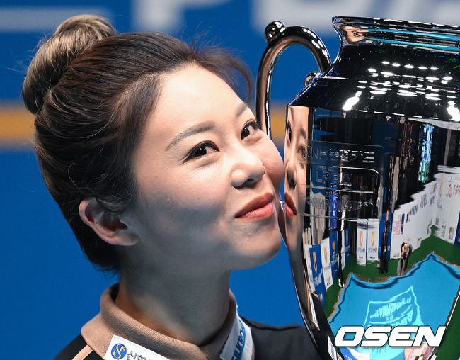 경기 종료 후 김가영이 우승트로피와 함께 기념촬영을 하고 있다. 2022.01.04 /ksl0919@osen.co.kr