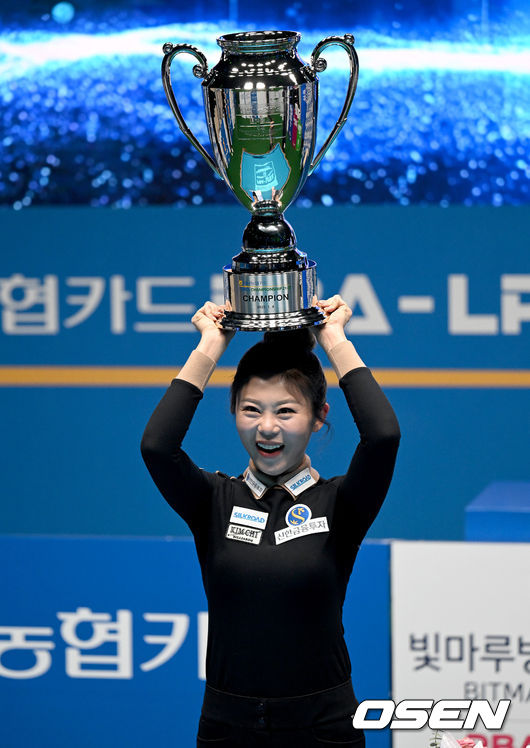 ‘당구여제’ 김가영이 강지은을 꺾고  748일만에 정상에 도달했다.김가영은 4일 오후 경기도 고양시 장항동 빛마루 방송지원센터에서 열린 ‘NH농협카드 PBA-LPBA 챔피언십 21-22' LPBA 결승전 경기에서 강지은을 꺾고 우승을 차지했다.경기 종료 후 김가영이 기념촬영을 하고 있다. 2022.01.04 /ksl0919@osen.co.kr