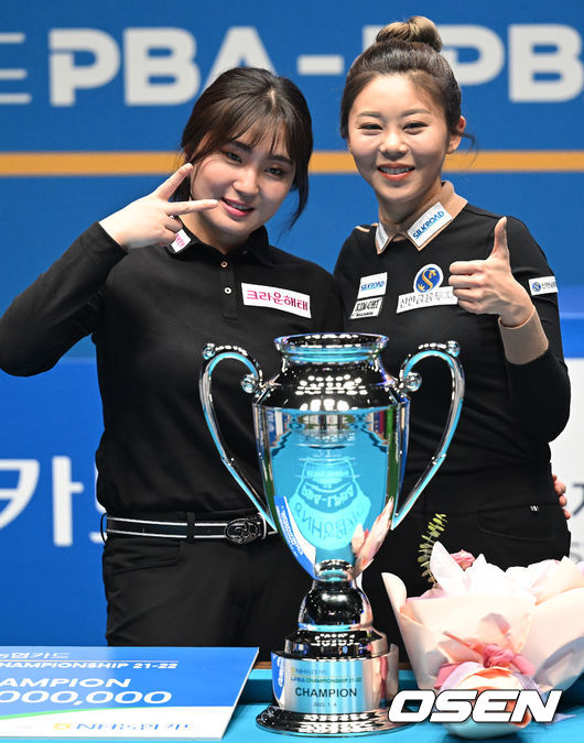 ‘당구여제’ 김가영이 강지은을 꺾고 우승을 차지했다.김가영이 4일 오후 경기도 고양시 장항동 빛마루 방송지원센터에서 열린 ‘NH농협카드 PBA-LPBA 챔피언십 21-22' LPBA 결승전 경기에서 강지은을 꺾고 우승을 차지했다.경기 종료 후 강지은, 김가영이 기념촬영을 하고 있다. 2022.01.04 /ksl0919@osen.co.kr