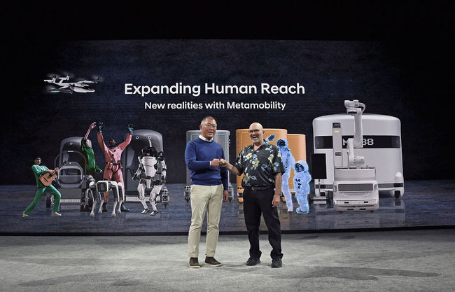 정의선 현대차그룹 회장과 마크 레이버트(Marc Raibert) 보스턴다이내믹스 회장이 주먹인사를 나누고 있다. 