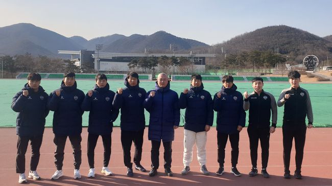 [사진] 김천상무 제공-(왼쪽부터 김민혁, 심정현, 김치우, 곽상득, 김태완, 성한수, 신상우, 김영효, 구성훈)