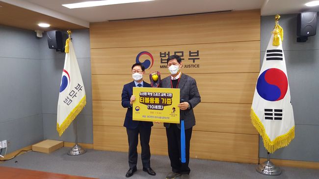 허구연 해설위원이 전국 10개 소년원에 티볼 세트를 기증했다. / KBO 제공