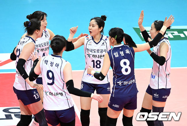 1세트 득점에 성공한 한국도로공사 선수들이 환호하고 있다. 2022.01.22 /sunday@osen.co.kr