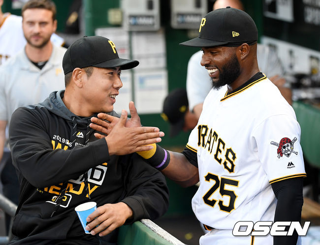 2019년 피츠버그 시절 강정호와 그레고리 폴랑코가 인사를 나누고 있다. /OSEN DB