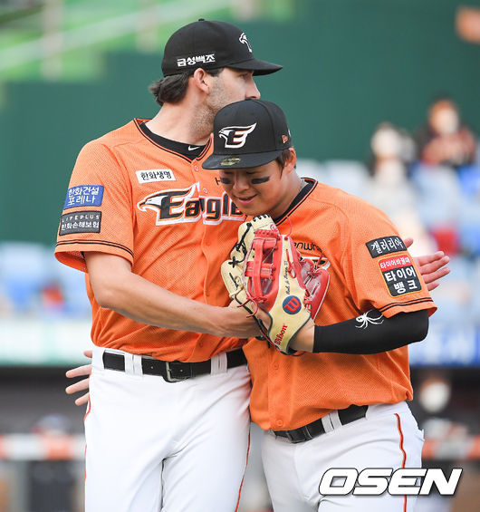 한화 라이언 카펜터가 송구 실책을 한 3루수 노시환을 격려하고 있다. /OSEN DB