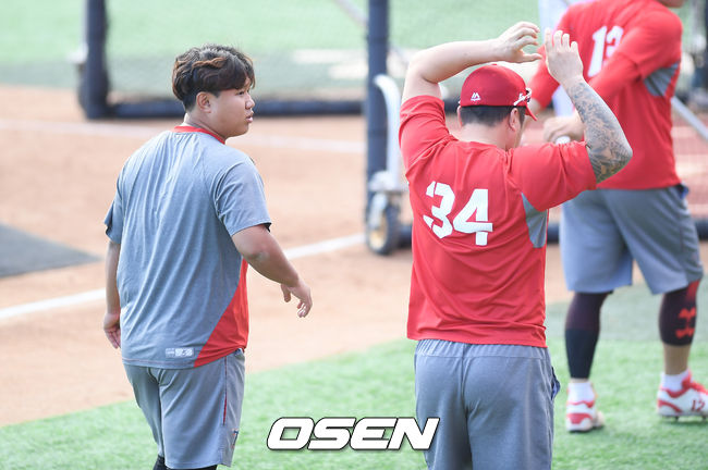 최형우와 황대인이 경기전 훈련을 하면서 이야기를 나누고 있다./OSEN DB