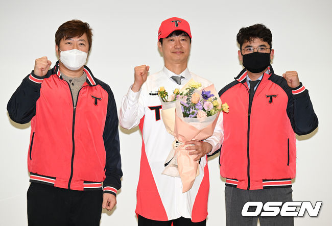 OSEN=광주, 이대선 기자] 6일 광주 서구 기아 오토랜드 대강당에서 KIA 김종국 감독 취임식이 열렸다. KIA 김종국 감독이 최형우, 장정석 단장과 기념촬영을 하고 있다. 2022.01.06 /sunday@osen.co.kr