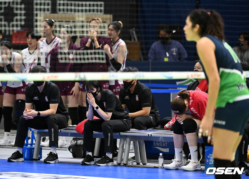 5세트 인삼공사 선수들이 경기를 지켜보며 기도를 하고 있다. 2022.01.04 /jpnews@osen.co.kr