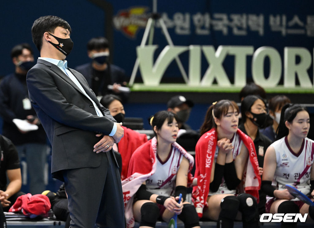 5세트 인삼공사 이영택 감독이 실점에 아쉬워하고 있다. 2022.01.04 /jpnews@osen.co.kr