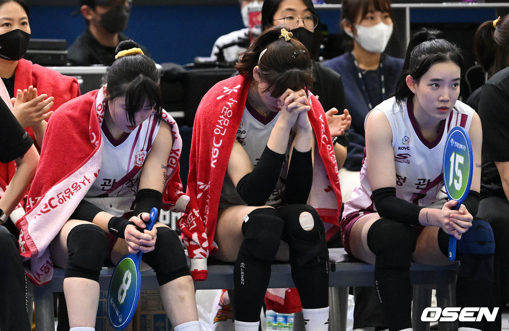 5세트 인삼공사 선수들이 두 손을 모으고 기도를 하고 있다. 2022.01.04 /jpnews@osen.co.kr