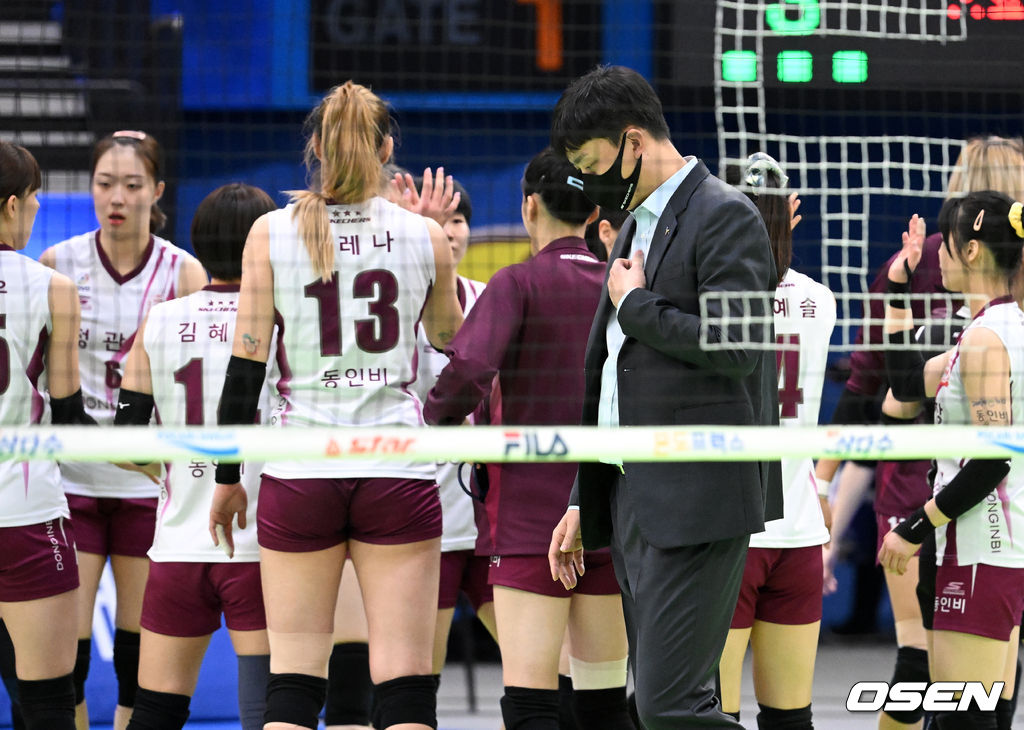 경기를 마치고 인삼공사 이영택 감독이 패배를 아쉬워하고 있다. 2022.01.04 /jpnews@osen.co.kr