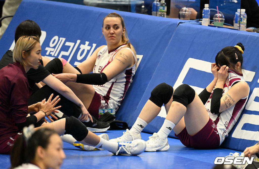 경기를 마치고 인삼공사 한송이가 하효림을 격려하고 있다. 2022.01.04 /jpnews@osen.co.kr