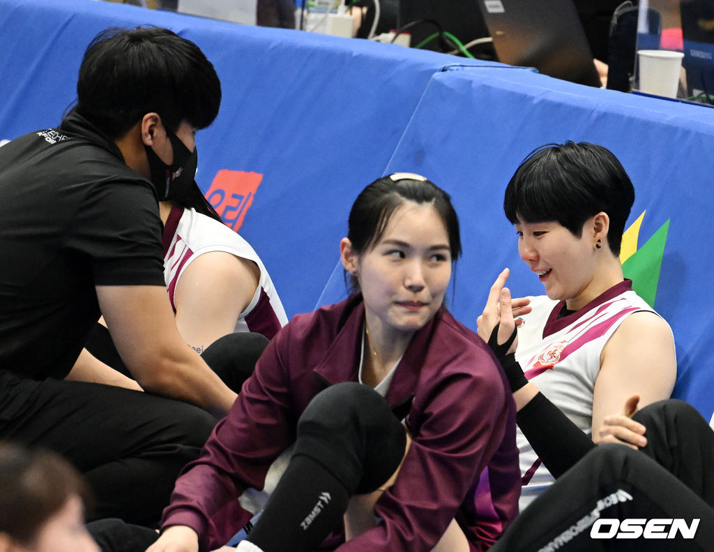경기를 마치고 인삼공사 코칭스태프가 이소영을 격려하고 있다. 2022.01.04 /jpnews@osen.co.kr