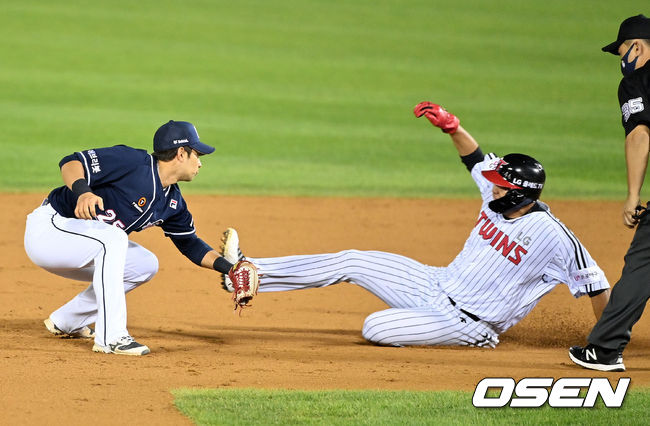 LG 이재원이 2루 도루를 시도하고 있다. / OSEN DB