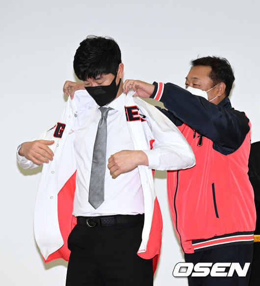 6일 광주 서구 기아 오토랜드 대강당에서 KIA 김종국 감독 취임식이 열렸다.KIA 최준영 대표이사가 김종국 감독에게 유니폼을 입혀주고 있다. 2022.01.06 /sunday@osen.co.kr