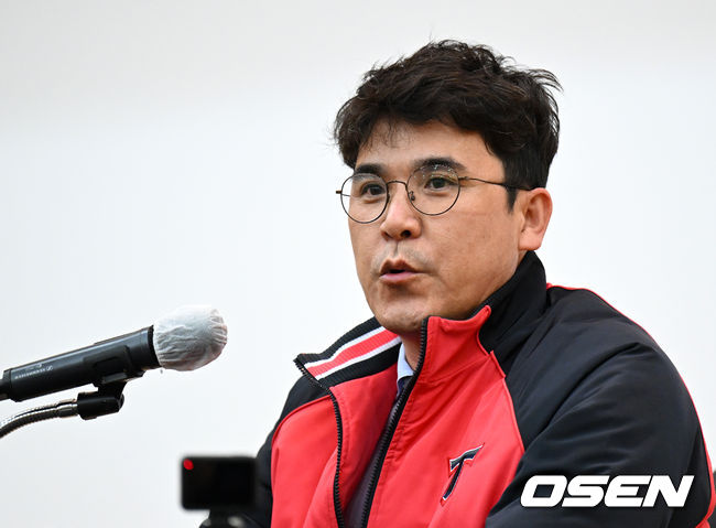 OSEN=광주, 이대선 기자] 6일 광주 서구 기아 오토랜드 대강당에서 KIA 김종국 감독 취임식이 열렸다.KIA 장정석 단장이 취재진의 질문에 답을 하고 있다. 2022.01.06 /sunday@osen.co.kr