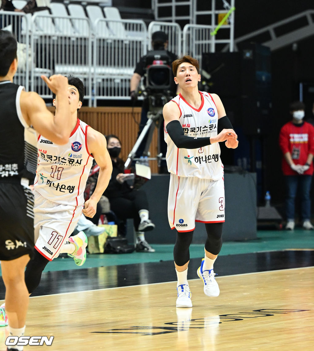 3쿼터 한국가스공사 두경민이 버저비터 3점슛을 성공시키고 있다. 2022.01.05 / soul1014@osen.co.kr