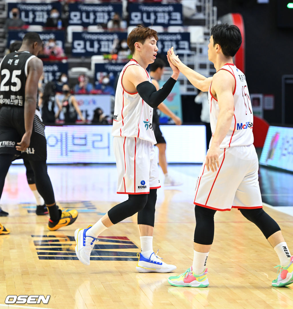 3쿼터 한국가스공사 두경민이 버저비터 3점슛을 성공시킨뒤 홍경기와 하이파이브를 하고 있다. 2022.01.05 / soul1014@osen.co.kr