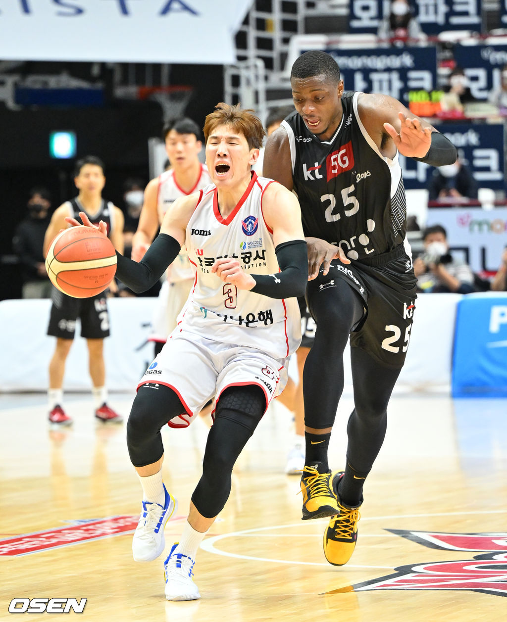 4쿼터 한국가스공사 두경민이 스틸 이후 KT 라렌에게 파울을 얻어내고 있다. 2022.01.05 / soul1014@osen.co.kr