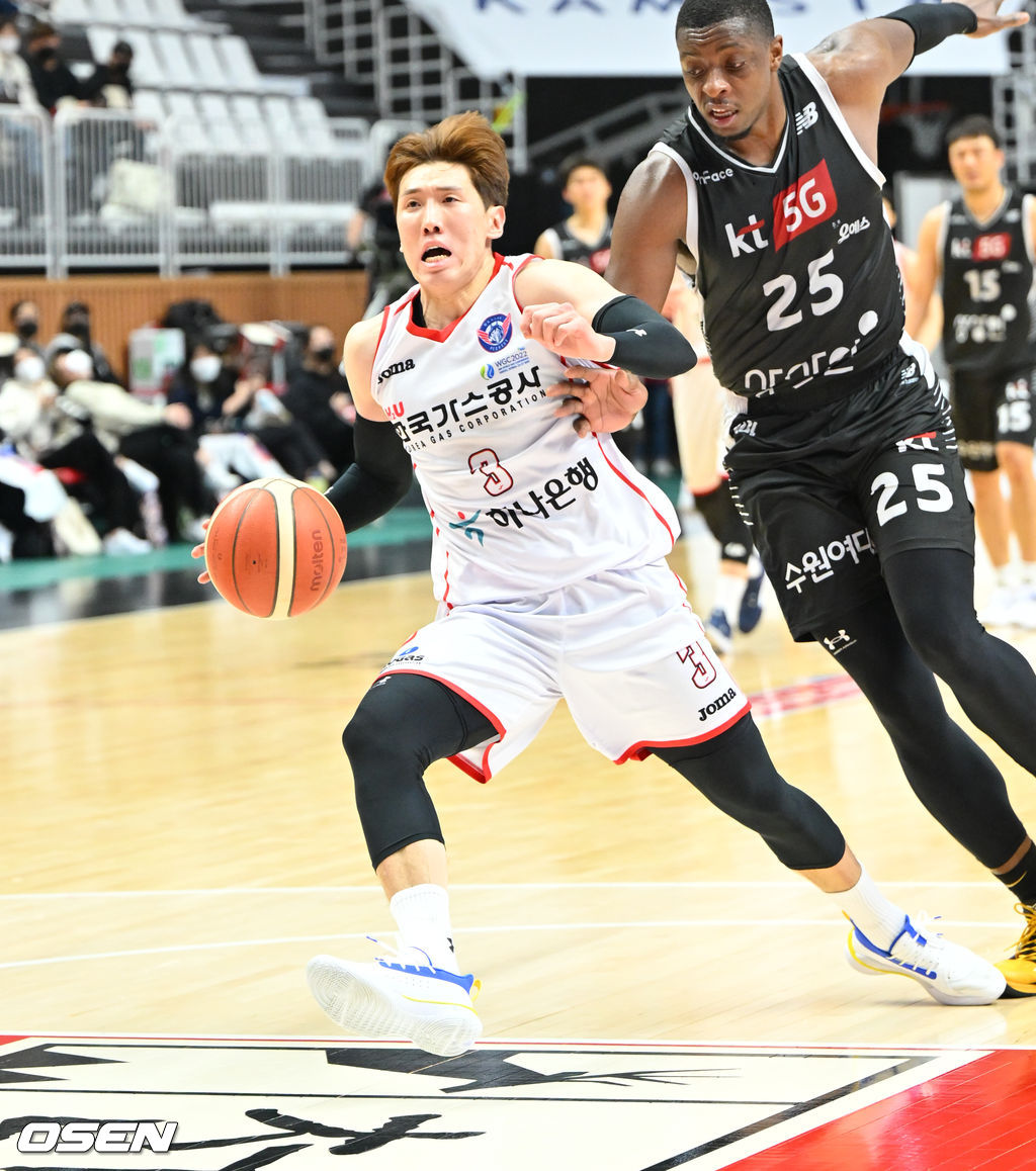 4쿼터 한국가스공사 두경민이 스틸 후 레이업슛을 시도하고 있다 2022.01.05 / soul1014@osen.co.kr