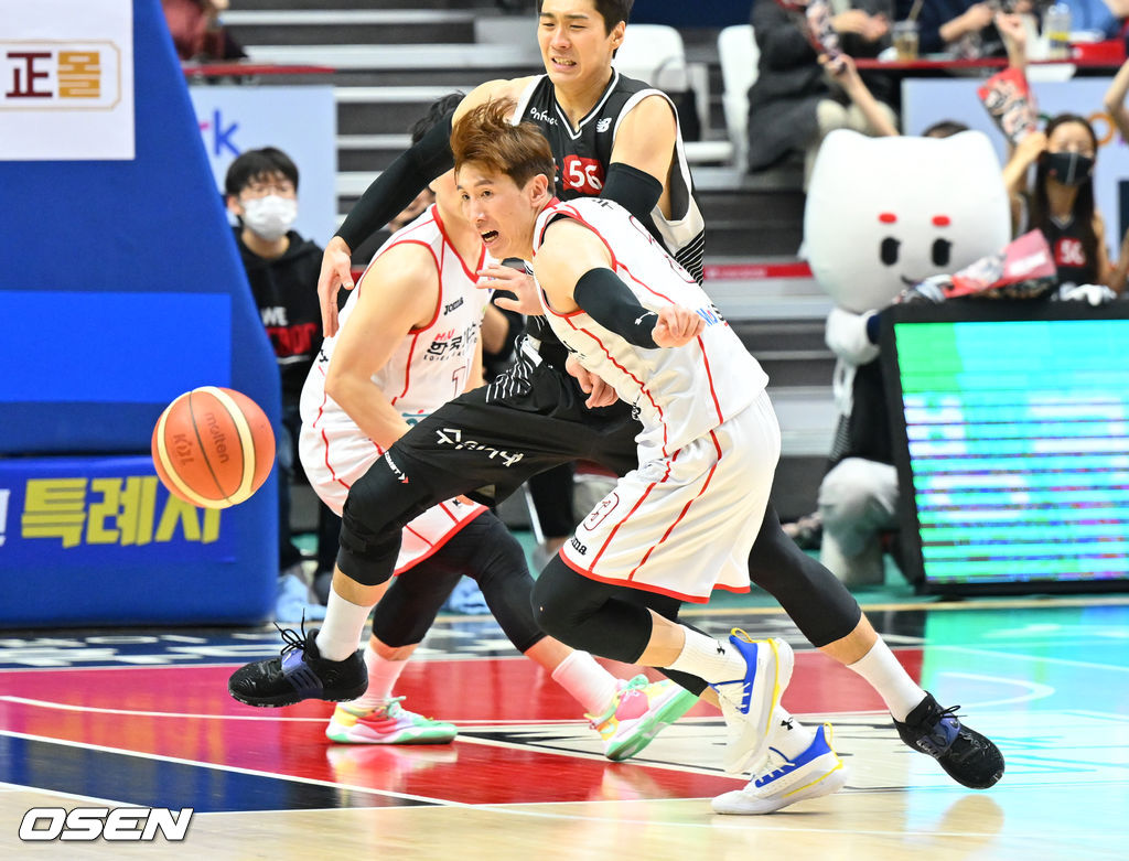 4쿼터 한국가스공사 두경민이 스틸하고 있다 2022.01.05 / soul1014@osen.co.kr