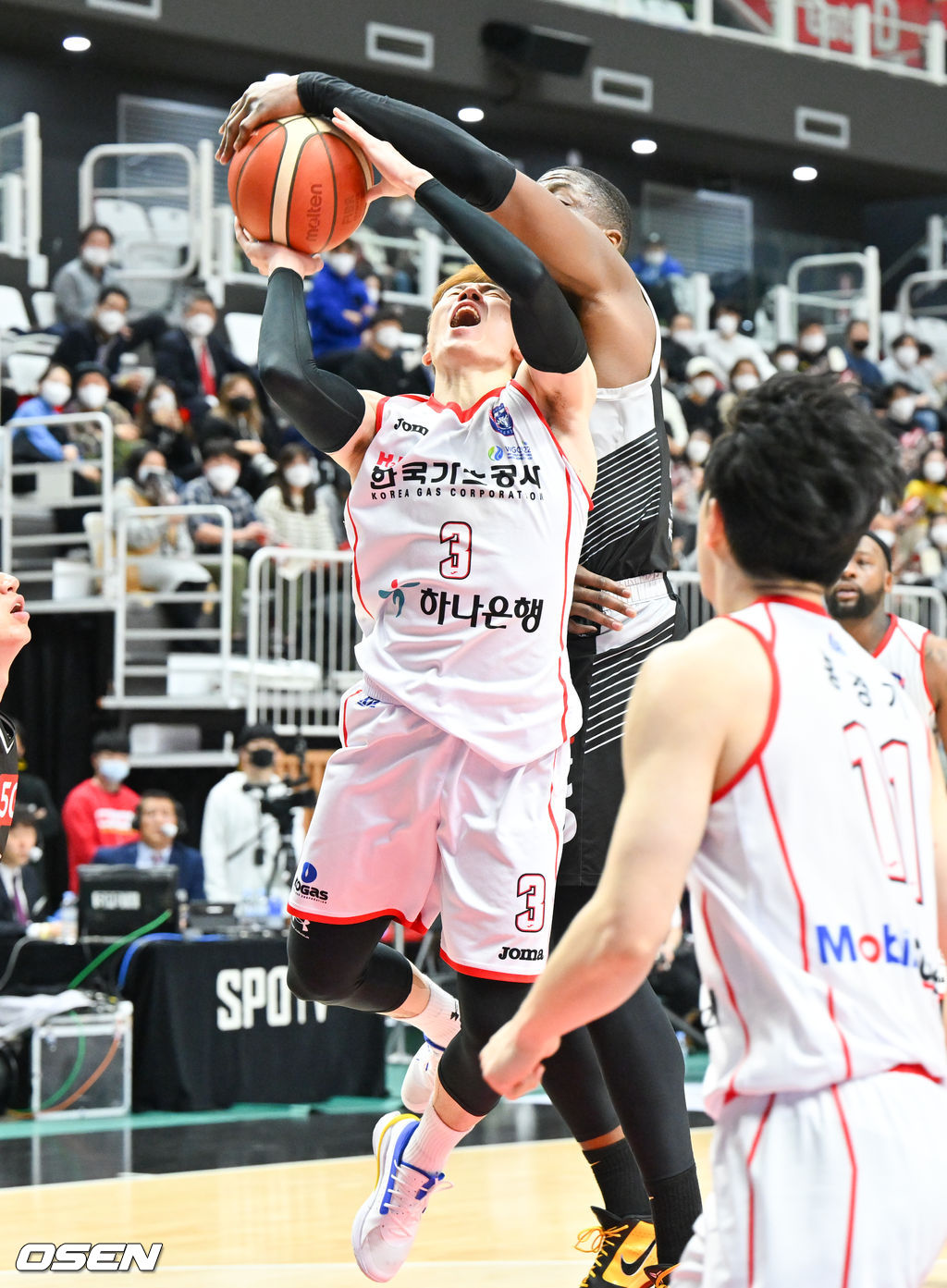 4쿼터 한국가스공사 두경민이 파울을 얻어내고 있다. 2022.01.05 / soul1014@osen.co.kr