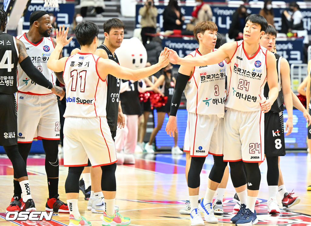 경기종료 후 한국가스공사 선수들이 승리의 기쁨을 나누고 있다. 2022.01.05 / soul1014@osen.co.kr
