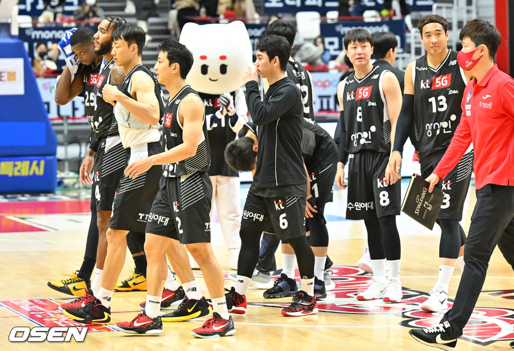 경기종료후 KT 선수들이 아쉬워하고 있다. 2022.01.05 / soul1014@osen.co.kr