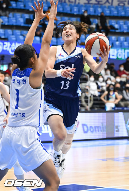 2쿼터 신한은행 김단비가 레이업슛을 시도하고 있다 2022.01.06 / soul1014@osen.co.kr