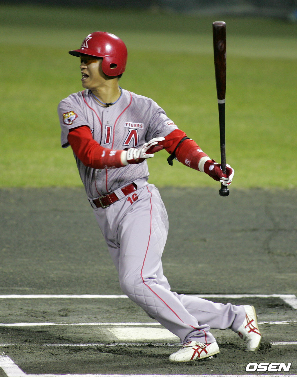 [OSEN DB] 2004년 리그 경기서 타격하는 KIA 김종국