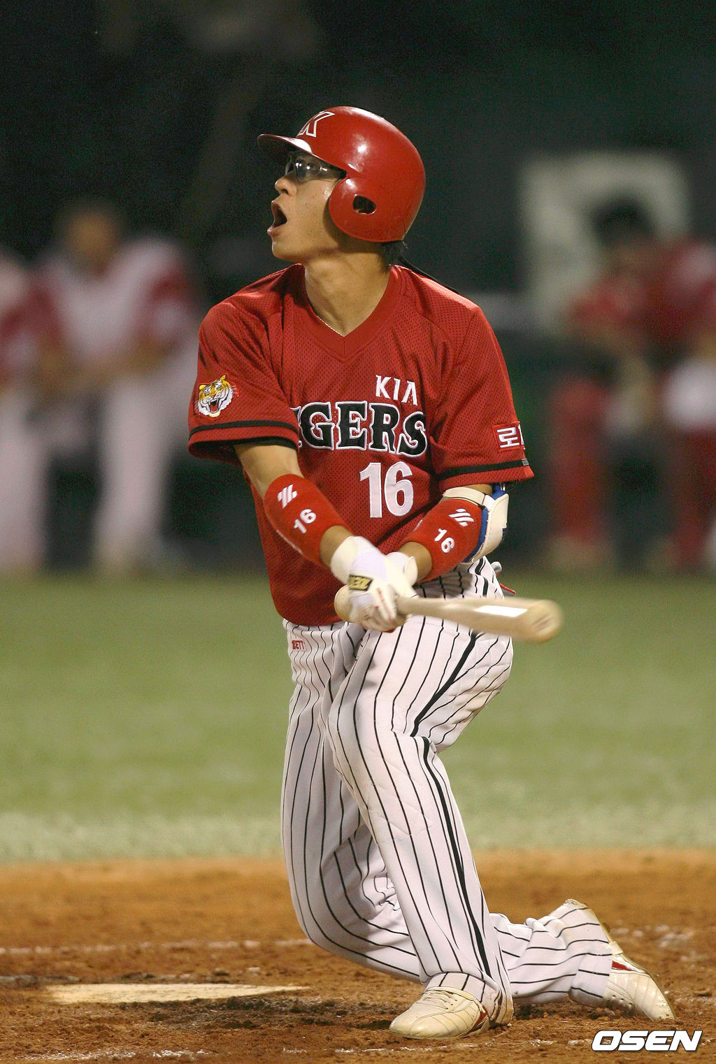 [OSEN DB] 2006년 리그 경기서 타격하는 KIA 김종국