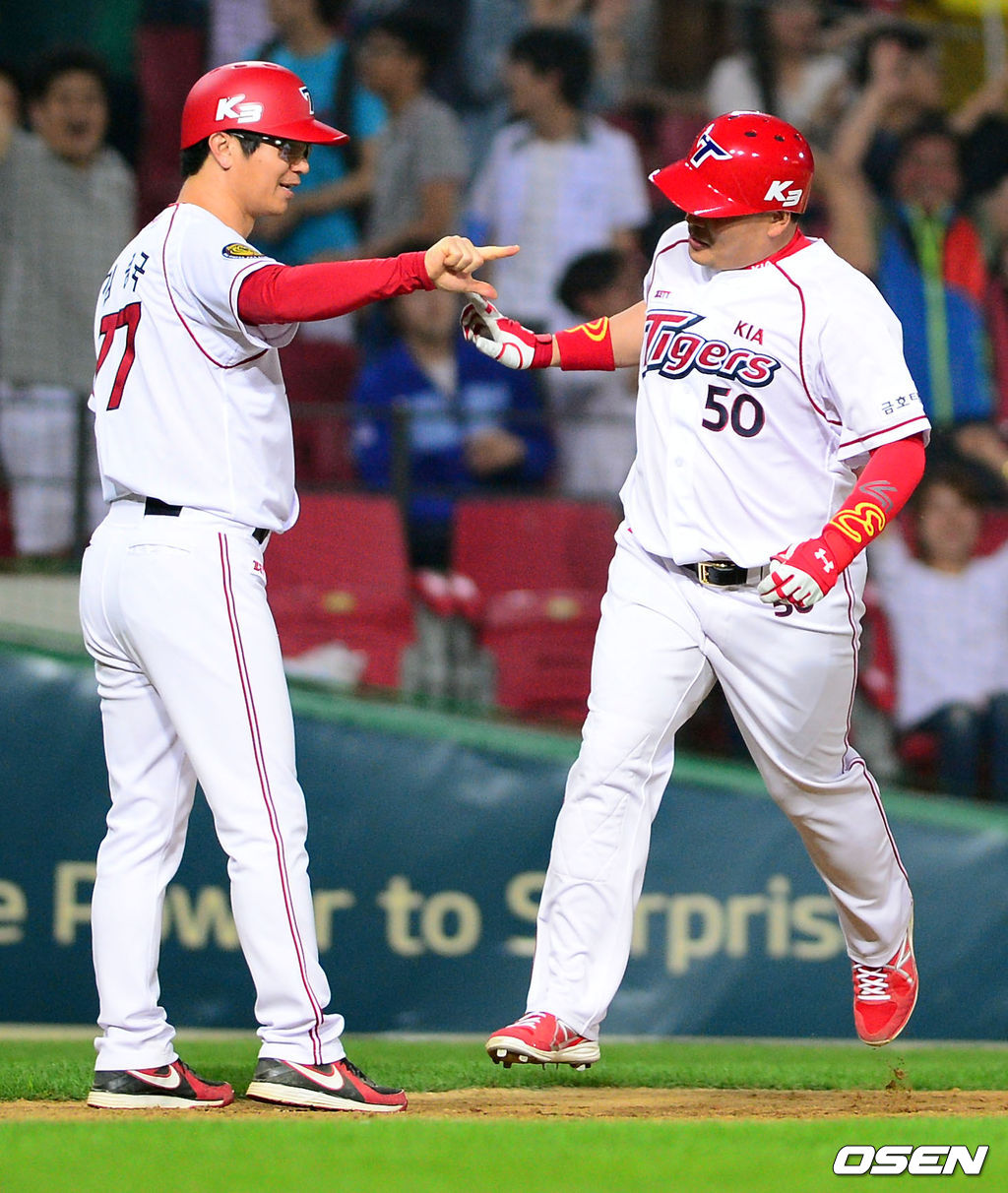 2014년 리그 경기서 투런 홈런을 친 이종환과 하이파이브 나누는 김종국 코치 /soul1014@osen.co.kr