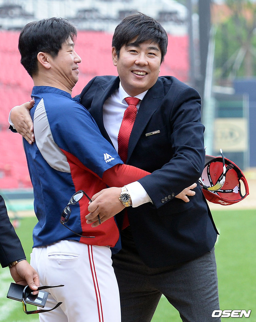[OSEN DB] 2015년 경기에 앞서 정민철 해설 위원과 포옹 나누는 김종국 코치