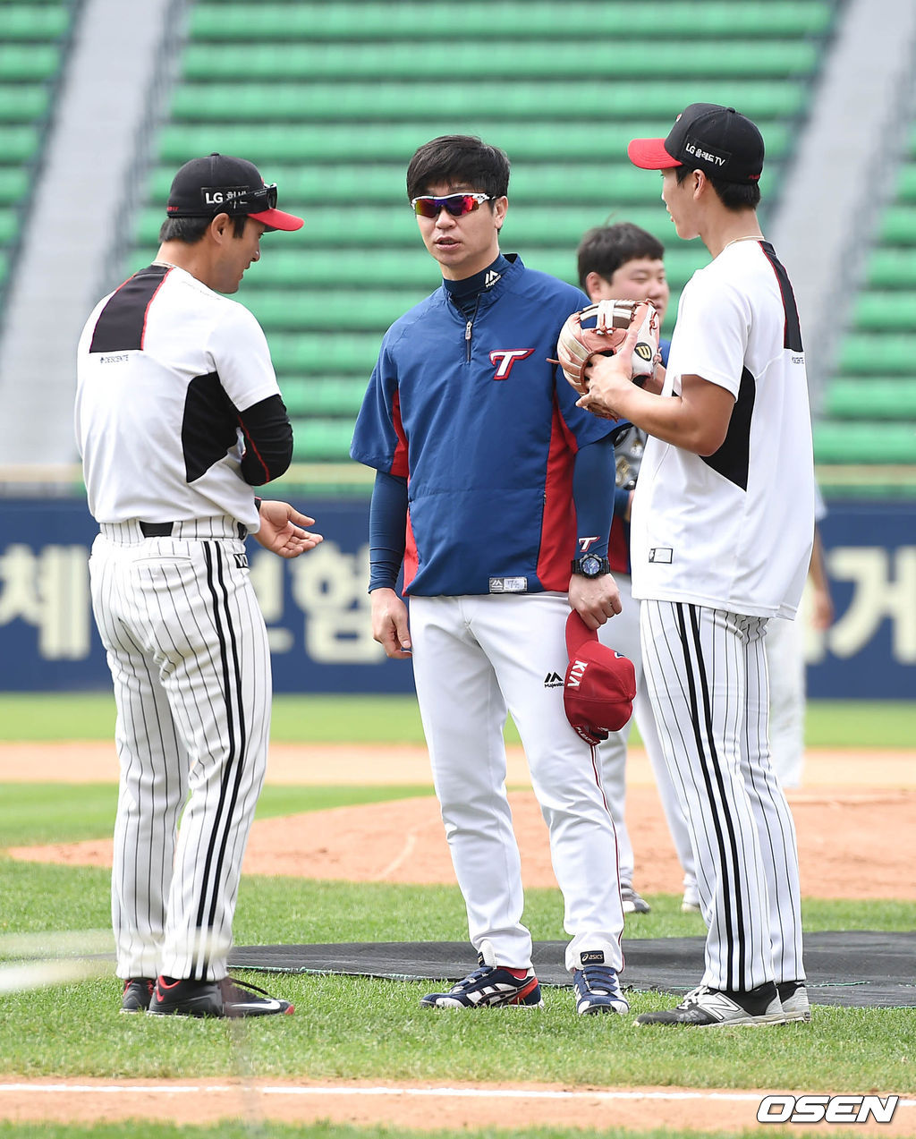 [OSEN DB] 리그 경기에 앞서 LG 선수들과 이야기 나누는 김종국 코치