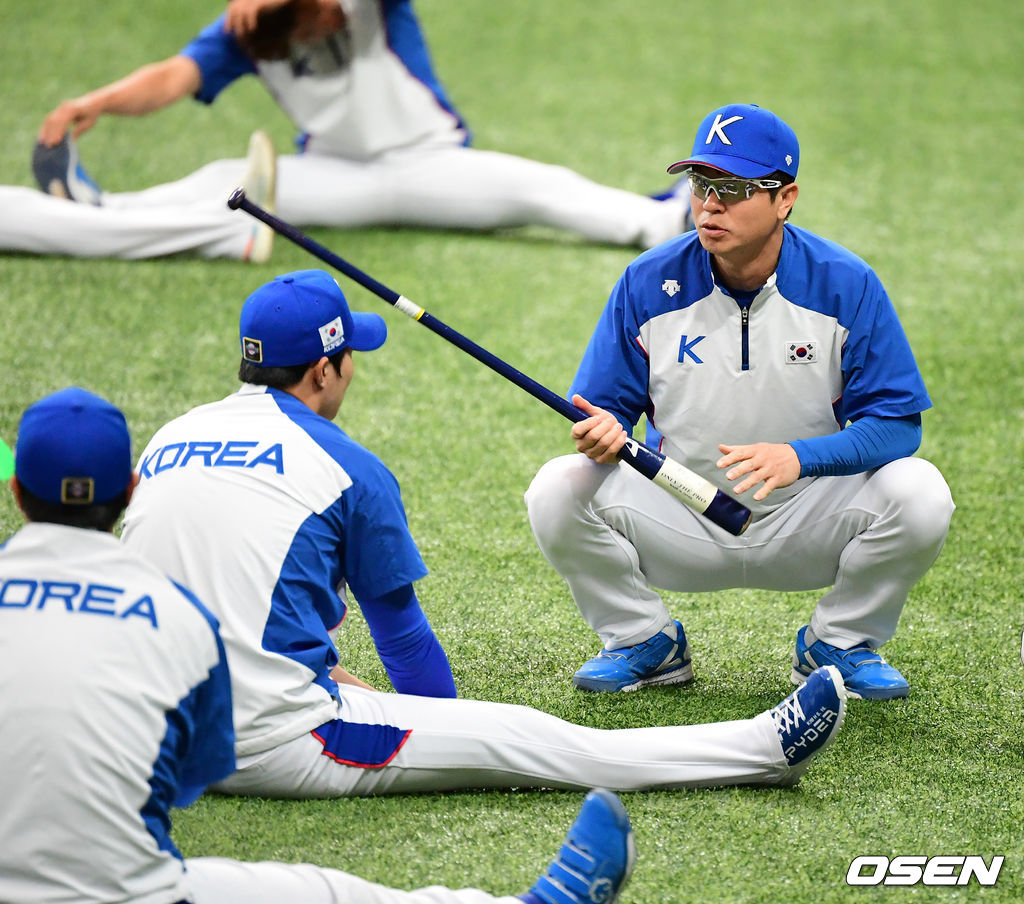 2019년 프리미어12 국가대표팀 선수들과 이야기 나누는 김종국 코치 /jpnews@osen.co.kr