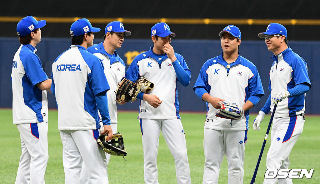 2019년 프리미어12 국가대표팀 선수들과 이야기 나누는 김종국 코치 /jpnews@osen.co.kr