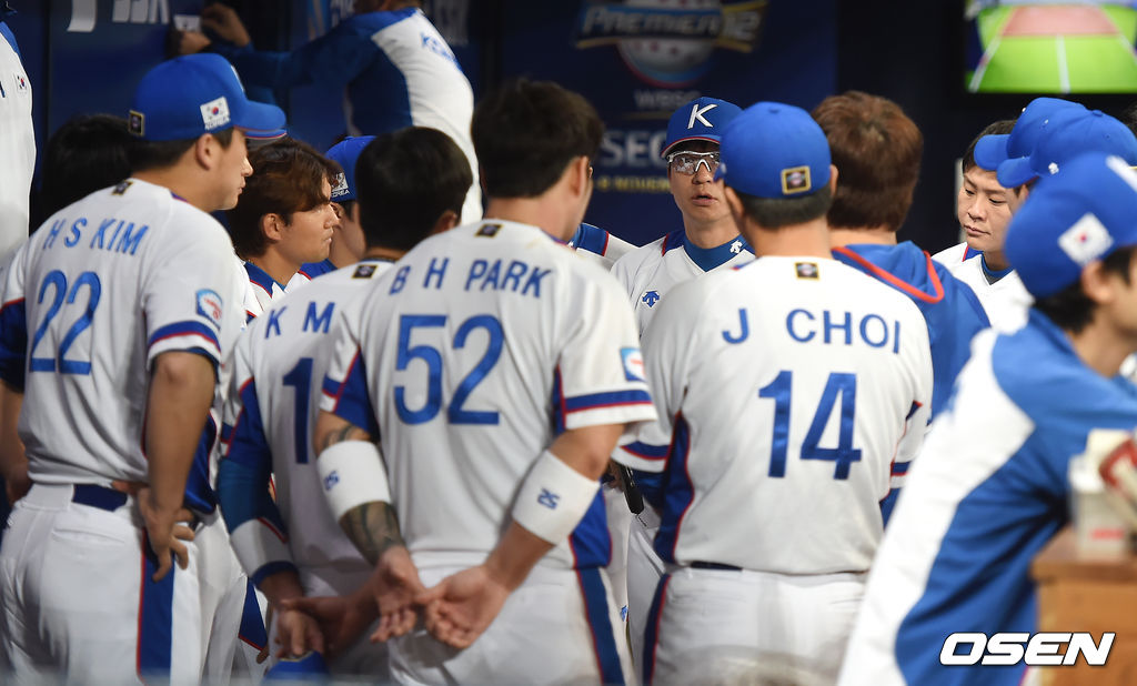 [OSEN DB] 2019년 프리미어12 국가대표팀 선수들과 이야기 나누는 김종국 코치