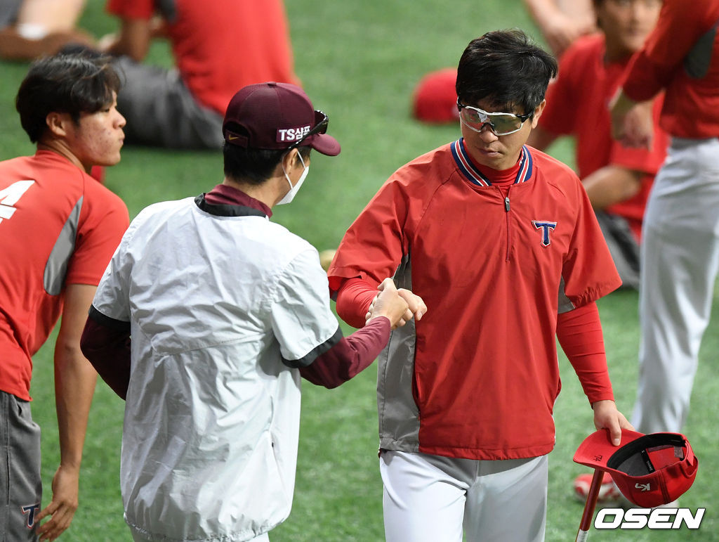 2020년 리그 경기에 앞서 키움 손혁 감독과 인사 나누는 김종국 코치 /sunday@osen.co.kr