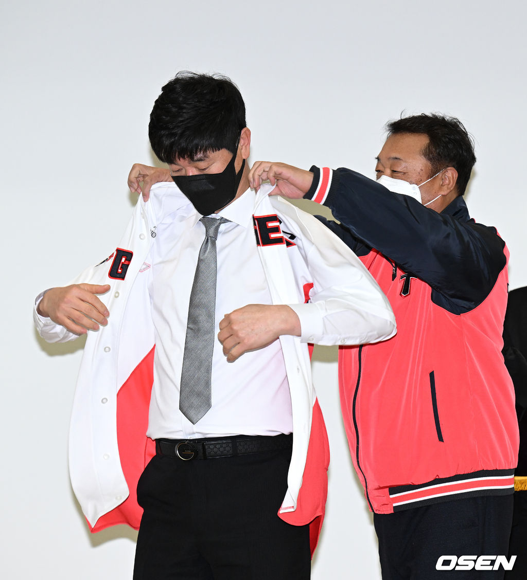 2021년 취임식에서 유니폼 착용식 하는 김종국 감독 /sunday@osen.co.kr