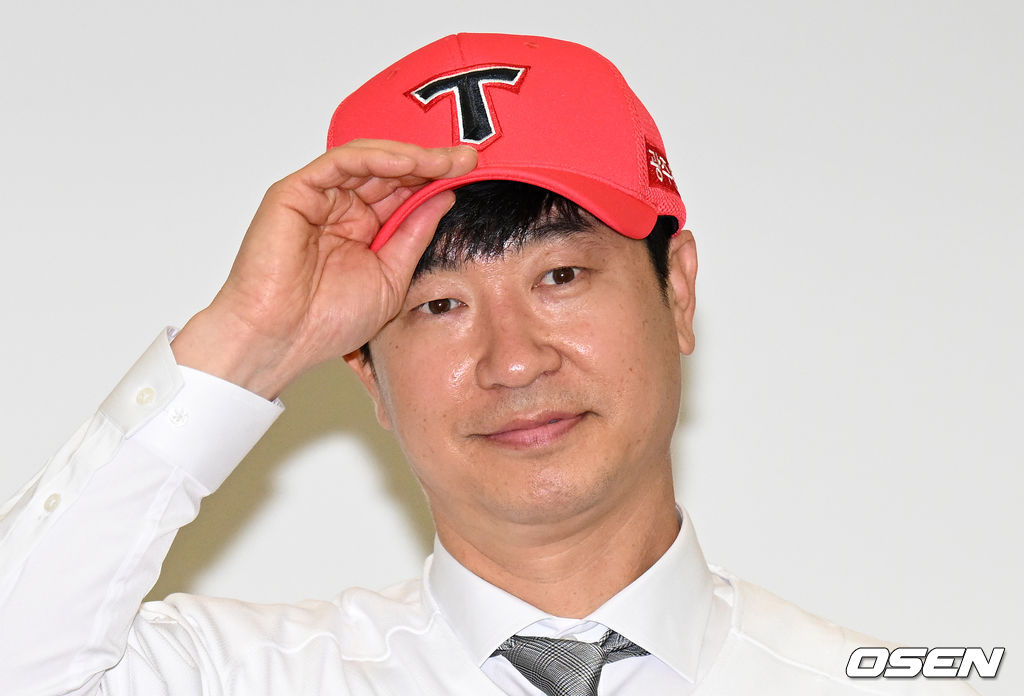 2021년 취임식에서 기념촬영 하는 김종국 감독 /sunday@osen.co.kr