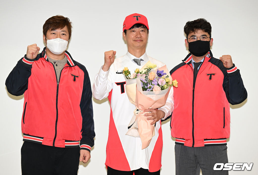 2021년 취임식에서 선수 대표 최형우, 장정석 단장과 기념촬영 하는 김종국 감독 /sunday@osen.co.kr