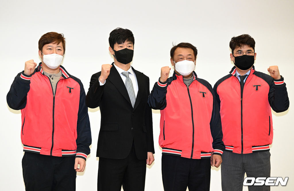 2021년 취임식에서 선수 대표 최형우, 최준영 대표이사, 장정석 단장과 기념촬영 하는 김종국 감독 /sunday@osen.co.kr
