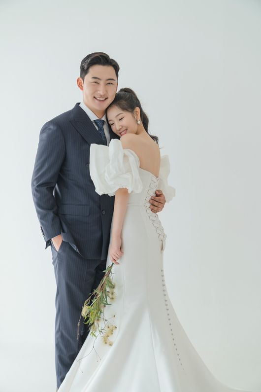 롯데 김민수는 오는 8일, 4살 연상 최소영 씨와 웨딩마치를 올린다 /롯데 자이언츠 제공