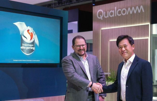 크리스티아노 아몬 퀄컴 CEO(왼쪽)와 박정호 SK스퀘어 부회장. /SK 제공.