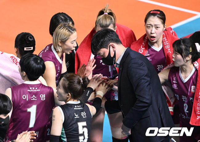 7일 오후 대전 충무체육관에서 프로배구 도드람 2021-2022 V리그 여자부 KGC인삼공사와 흥국생명의 경기가 열렸다.1세트 작전타임때 KGC인삼공사 이영택 감독이 선수들과 파이팅을 외치고 있다. 2022.01.07 /sunday@osen.co.kr