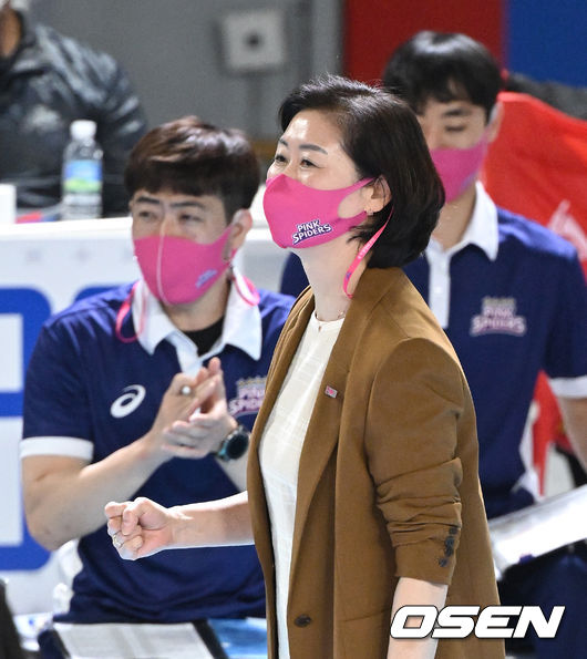 7일 오후 대전 충무체육관에서 프로배구 도드람 2021-2022 V리그 여자부 KGC인삼공사와 흥국생명의 경기가 열렸다.2세트 흥국생명 박미희 감독이 득점에 주먹을 불끈 쥐고 있다. 2022.01.07 /sunday@osen.co.kr