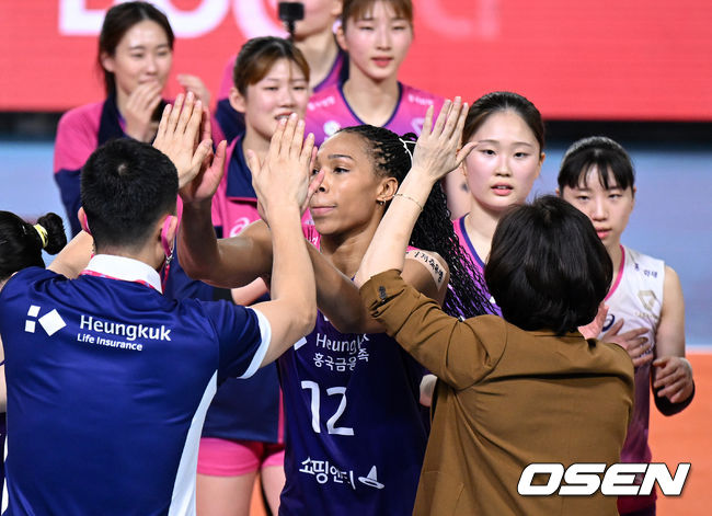 흥국생명 캣벨이 박미희 감독 등 코치진과 승리의 기쁨을 나누고 있다. 2022.01.07