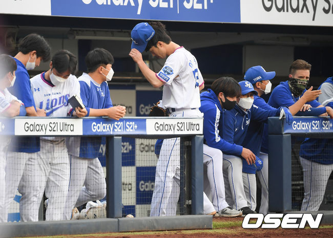 삼성 이학주가 교체 사인을 받고 더그아웃으로 들어가고 있다. /OSEN DB